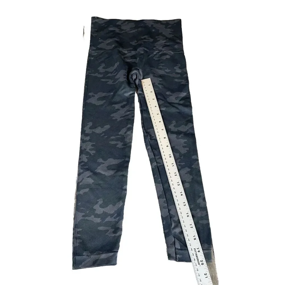 SPANX Look At Me Now Seamless Camo Leggings Women's Size Medium‎